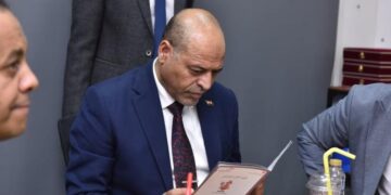 وزير العمل يُقرر إيقاف اثنتين من شركات إلحاق عمالة بالخارج لمخالفتهما أحكام “القانون”