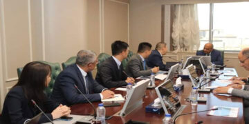 وزير الكهرباء يبحث مع “هواوى الصينية” الاستعانة بأجهزة ذكية للحد من سرقات التيار