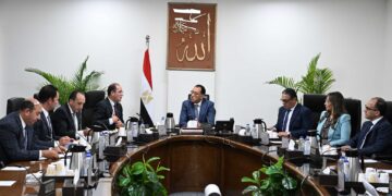 رئيس الوزراء يتابع مع وزير المالية جهود خفض الدين العام