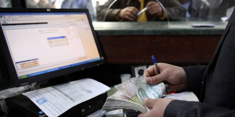 بنوك ليبية توقف خدماتها المالية.. تفاصيل