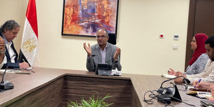 نائب وزير الإسكان يعقد اجتماعاً لمتابعة مشروعات مياه الشرب والصرف الصحي بوحدة إدارة المشروعات بالوزارة