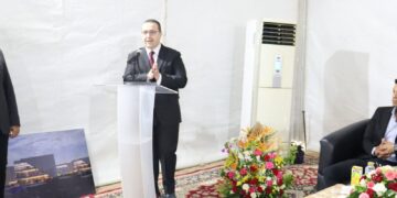 المشرف على مكتب وزير الإسكان يضع حجر الأساس لإنشاء قاعة مؤتمرات وأرض معارض ومول تجاري بمدينة الشيخ زايد