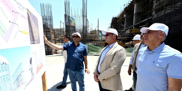 وزير الإسكان ومحافظ القاهرة يتفقدان سير العمل بمشروع تطوير “منطقة مثلث ماسبيرو”