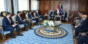 الفريق أسامة ربيع يلتقي نائب الرئيس التنفيذي لمجموعة ميرسك لبحث سبل التعاون المشترك