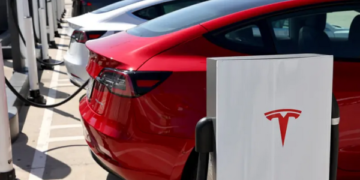 تيسلا تستدعي أكثر من 9 آلاف سيارة.. وفورد تؤجل خطتها الكهربائية