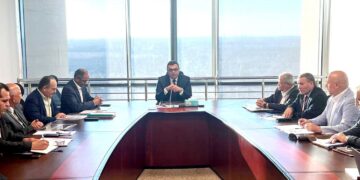 وزير الإسكان يستعرض التقنيات الحديثة المستخدمة فى مجال التحلية وإمكانية الاستفادة منها