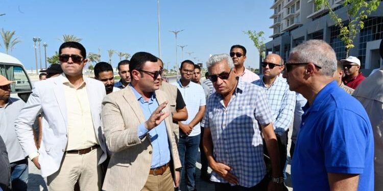 وزير الإسكان يتفقد أعمال تنفيذ الوحدات والفيلات  بكمبوند “مزارين” بمدينة العلمين