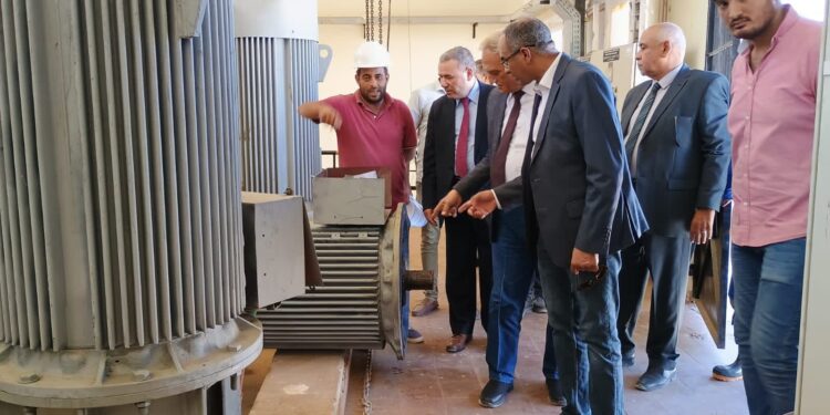 نائب وزير الإسكان يجتمع باللجنة المُشكلة لدراسة موقف خدمات مياه الشرب والصرف الصحي بمطروح