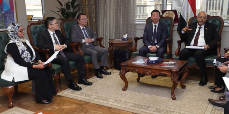 وزير قطاع الأعمال العام يبحث مع وزيري التعليم والعمل عددا من الملفات المشتركة