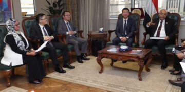 وزير العمل يلتقي وفدًا من شركة هواوي مصر