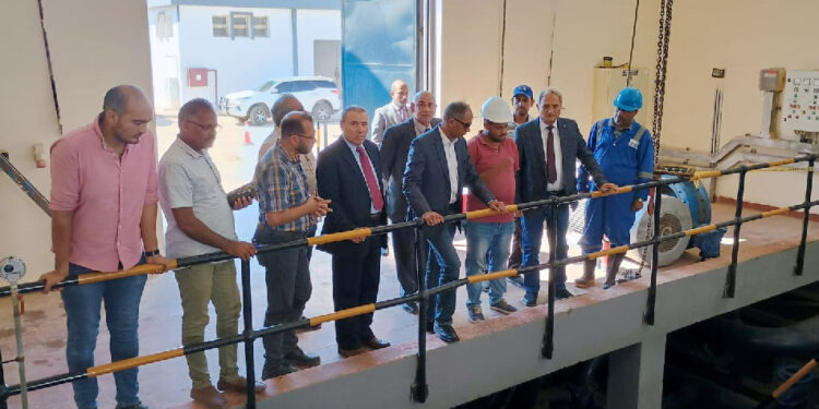 نائب وزير الإسكان يجتمع باللجنة المُشكلة لدراسة موقف خدمات مياه الشرب والصرف الصحي بمطروح