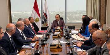 وزير قطاع الأعمال العام يعقد اجتماعًا بالأعضاء المنتدبين للشركات القابضة التابعة للوزارة