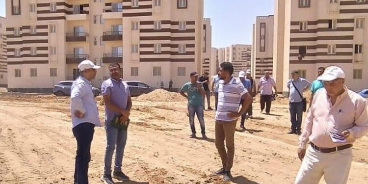 تكثيف العمل بمشروعات الطرق والخدمات بمواقع “سكن لكل المصريين” لسرعة تسليم الوحدات