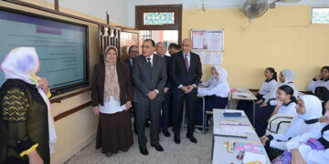 رئيس الوزراء يتفقد عددا من المدارس بمدينة السلام لمتابعة انتظام الدراسة