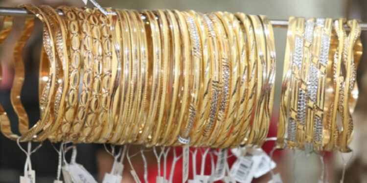 أسعار الذهب عالميا تنخفض في نهاية أسبوع بنسبة 0.7%