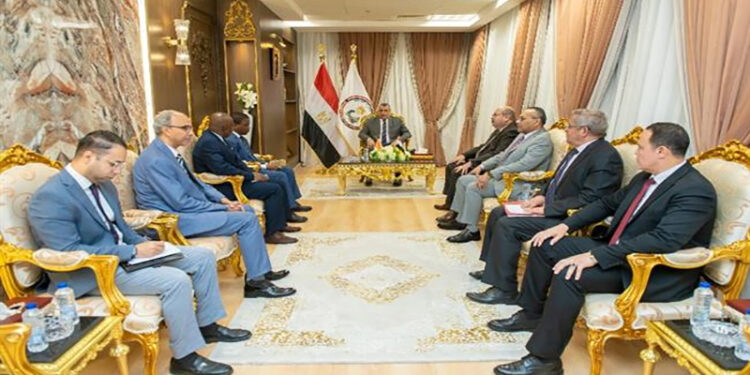 وزير الإنتاج الحربي يستقبل “سفير كوت ديفوار”