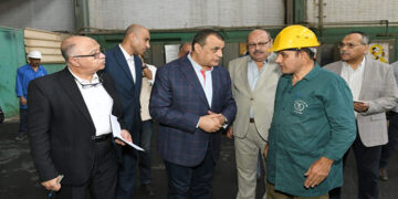 وزير الإنتاج الحربي يفاجيء قيادات وعمال “حلوان للصناعات الهندسية”