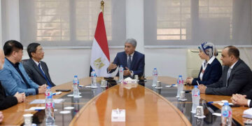 وزير السياحة والآثار يلتقي بسفير سنغافورة بالقاهرة والرئيس التنفيذي للشركة المنظمة لمعرض رمسيس وذهب الفراعنة