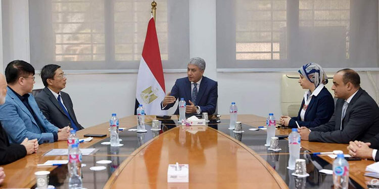 وزير السياحة والآثار يلتقي بسفير سنغافورة بالقاهرة والرئيس التنفيذي للشركة المنظمة لمعرض رمسيس وذهب الفراعنة