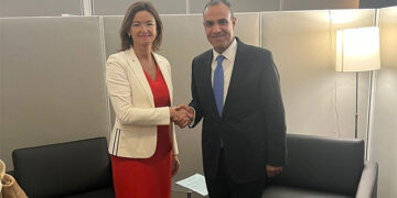 وزير الخارجية يلتقي مع نظيرته السلوفينية