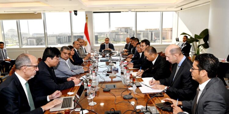 وزير الإسكان يتابع مع مسئولى شركة “CSCEC” الصينية موقف المشروعات التى تنفذها الشركة بالعاصمة الإدارية