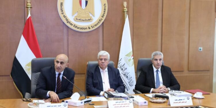 وزير التعليم العالي يرأس اجتماع المجلس الأعلى للجامعات بالعاصمة الإدارية