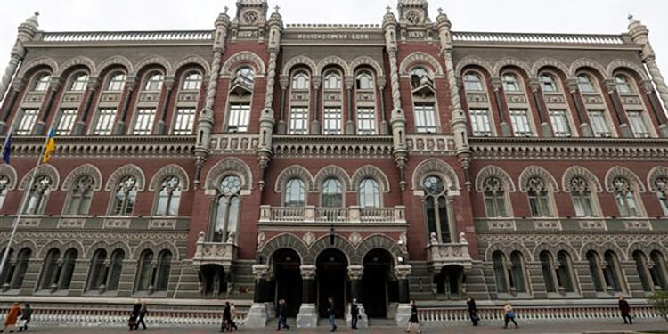 البنك المركزي الأوكراني يزيد صافي مبيعات العملات