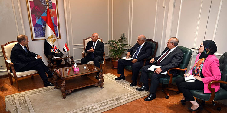كامل الوزير يلتقي السفير البريطاني في القاهرة لمتابعة عدد من المشروعات