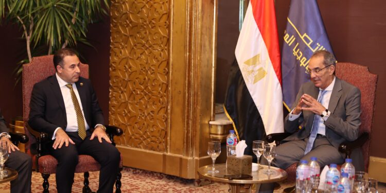 وزير الاتصالات يستعرض استراتيجية مصر الرقمية والأجندة التشريعية للوزارة