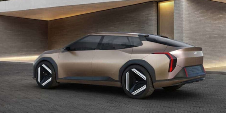 كيا EV4 الجديدة تظهر أثناء اختبارها