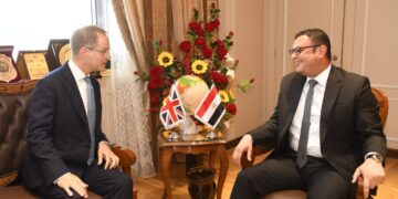 استقبل المهندس شريف الشربيني، وزير الإسكان والمرافق والمجتمعات العمرانية، السفير جاريث بايلي، سفير بريطانيا بالقاهرة، بمكتبه بمقر الوزارة بالعاصمة الإدارية الجديدة، للتهنئة بتوليه حقيبة الإسكان، وبحث سبل تعزيز التعاون المشترك بين البلدين، وذلك بحضور الدكتور عبدالخالق إبراهيم، مساعد الوزير للشئون الفنية، والسفير حسن الليثى، مستشار الوزارة للتعاون الدولى.   وأوضح وزير الإسكان، أن الدولة المصرية ممثلة فى وزارة الإسكان تتطلع إلى تعزيز التعاون المشترك مع بريطانيا، وخاصة فى ملف الصناعات المتعلقة بقطاع مرافق مياه الشرب والصرف الصحى، وأنظمة إدارة المدن الذكية والمستدامة، وغيرها من الصناعات المتعلقة بقطاع التشييد والبناء، وذلك من خلال نقل وتوطين التقنيات الحديثة فى تلك المجالات، وهذا أمر هام جدا للدولة المصرية.   كما عرض الوزير، الفرص الاستثمارية المتاحة للمستثمرين البريطانيين فى مختلف المجالات، وخاصة فى إقليم الساحل الشمالى الغربى، نظراً لما يتمتع به من إمكانات هائلة، تجعله وجهة سياحية عالمية، وتلبية للطلب المتزايد على الوحدات والغرف الفندقية لاستيعاب الأعداد الكبيرة من السياح خلال الأعوام المقبلة، حيث شهد الساحل الشمالى هذا العام توافد السياح من أكثر من 100 جنسية مختلفة.   وأشار المهندس شريف الشربيني، إلى جهود الدولة المصرية فى تنمية أراضى الساحل الشمالى الغربى، وفى مقدمتها مدينة العلمين الجديدة، والتى تعد عاصمة الساحل الشمالى، وتضم العديد من الفرص الاستثمارية المتنوعة، وهى مدينة مستدامة تعمل على مدار العام، وليست مدينة مصيفية فقط، ولولا مدينة العلمين الجديدة لما كانت مدينة رأس الحكمة الجديدة، بجانب تنمية منطقة الضبعة، وتعظيم الاستفادة من الأراضى الواقعة جنوب الطريق الدولى الساحلى بطول الساحل الشمالى، وبالفعل يجرى الإعداد لتنفيذ أول بحيرة جنوب مركز مارينا العلمين السياحى.   كما بحث المهندس شريف الشربيني، مع السفير جاريث بايلي، سبل تعزيز التعاون مع الجانب البريطانى من خلال المشاركة القوية والفعالة فى المنتدى الحضرى العالمى، والذى تستضيفه مصر خلال الفترة من 4 – 8 نوفمبر المقبل، بالتعاون مع برنامج الأمم المتحدة للمستوطنات البشرية “الهابيتات”، والذى يعد فرصة كبيرة لعرض جهود الدولة المصرية فى مجال التنمية الشاملة، وخاصة التنمية العمرانية، وكذا فرصة لتعزيز التعاون المشترك فى مختلف الفرص الاستثمارية المتاحة.   ومن جانبه، عبر السفير جاريث بايلي، سفير بريطانيا بالقاهرة، عن رغبة بلاده فى تفعيل مذكرة التعاون بين البلدين، وخاصة فى مجال البنية التحتية، والمدن الذكية المستدامة، بجانب تعزيز مشاركة المستثمرين والشركات البريطانية فى المجالات المتنوعة والفرص الاستثمارية فى مختلف المجالات فى مصر.   كما رحب السفير جاريث بايلي، بالمشاركة القوية والفعالة بالمنتدى الحضرى العالمى، حيث ستشارك بريطانيا على مستوى كبار المسئولين من وزارتى الخارجية والإسكان، وكذا الشركات والمستثمرين، داعياً إلى استغلال فعاليات المنتدى لتعزيز مجالات التعاون وتفعيل مذكرة التعاون المشترك بين البلدين.