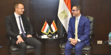 وزير الاستثمار يستقبل وزير الخارجية والتجارة المجري لبحث سبل تعزيز العلاقات الاقتصادية المشتركة بين البلدين