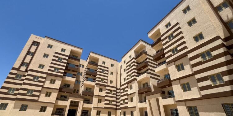 رئيس جهاز مدينة قنا الجديدة يتفقد وحدات ” سكن لكل المصريين ” ومحطة معالجة الصرف الصحي