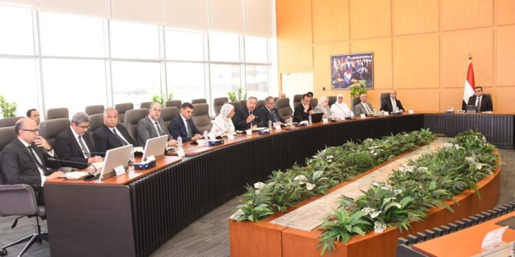 وزير الإسكان يتابع استعداد جميع الجهات والهيئات التابعة للوزارة للتحضير والمشاركة بالمنتدى الحضرى العالمى