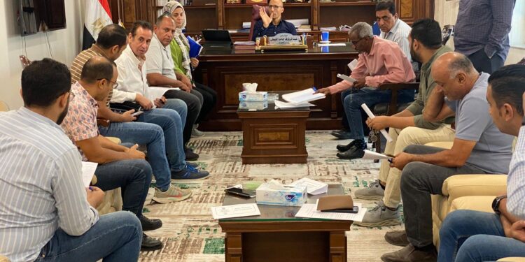 رئيس جهاز القاهرة الجديدة يلتقي بعددٍ من المواطنين حاجزي مشروع ” بيت الوطن ” بالامتداد الشرقي