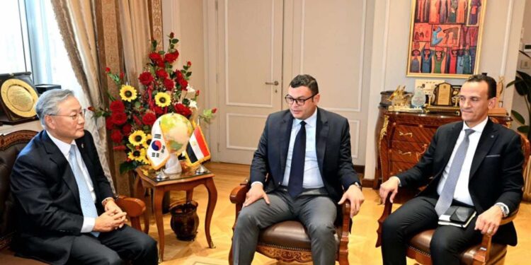 وزير الإسكان يؤكد اهتمام مصر بدفع علاقات التعاون مع كوريا الجنوبية