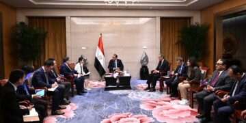 رئيس الوزراء يلتقي رئيس شركة ” زد تي إي” الصينية الرائدة في مجال الاتصالات وتقنية المعلومات