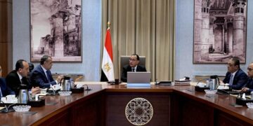 رئيس الوزراء يتابع مع وزير الدولة للإنتاج الحربي عددا من ملفات عمل الوزارة