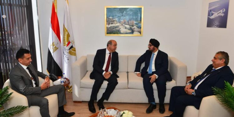 وزير الطيران يبحث مع رئيس شركة بوينج ونائب رئيس المبيعات بمنطقة الشرق الأوسط تعزيز الشراكة