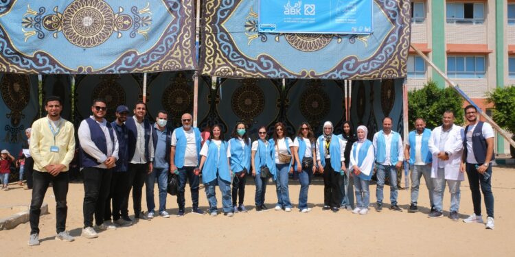 موظفو البنك الأهلي الكويتي – مصر يشاركون في قوافل مؤسسة إبراهيم بدران الطبية للأطفال بمحافظة البحيرة