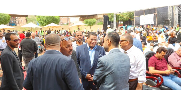 داكر عبد اللاه يكرم 1500 من أبناء و طلاب منشأة ناصر المتفوقين دراسيا