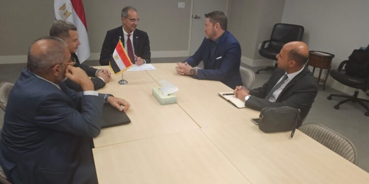 وزير الاتصالات يبحث مع مسؤولى Trellix الاستثمار فى مصر بمجال التعهيد