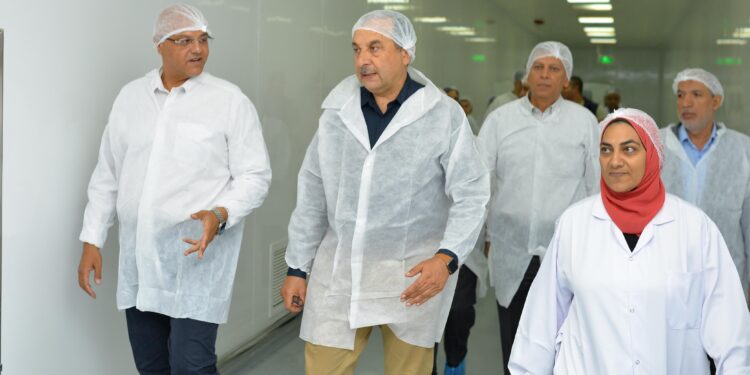 وزير قطاع الأعمال يتفقد مصانع “النصر للكيماويات الدوائية” ومشروعات التوافق مع ممارسات التصنيع الجيد