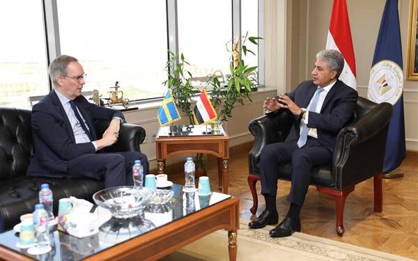 وزير السياحة والآثار يبحث مع سفير السويد بالقاهرة الرؤى والأفكار لتعزيز أطر التعاون