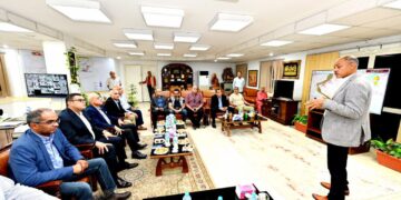 وزير الإسكان ومحافظ الأقصر يتابعان سير العمل بمحطة تنقية مياه الشرب بمدينة طيبة