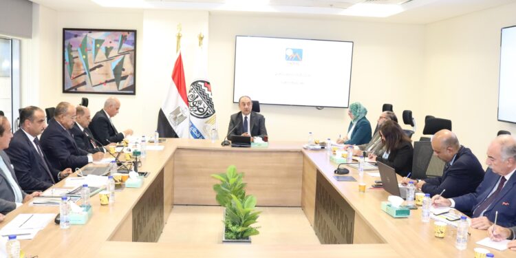 وزير قطاع الأعمال يعقد اجتماعا بالرؤساء التنفيذيين لشركات “القابضة للسياحة والفنادق”