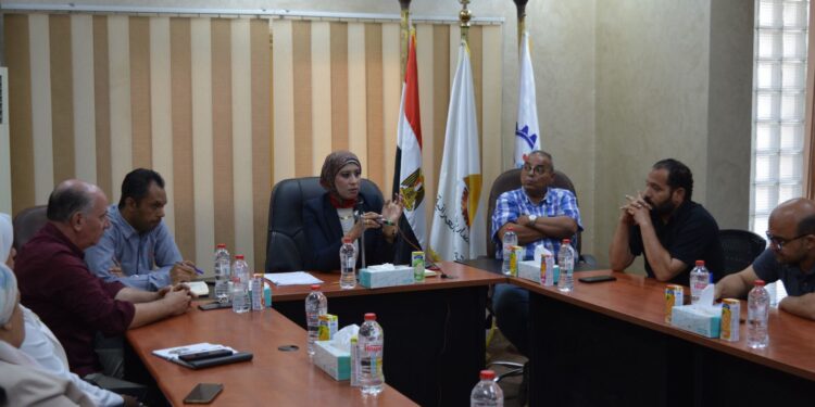 بالفيديو.. وزارة الإسكان تشرح للمواطنين مزايا التصالح على المبانى المخالفة.. والمستندات المطلوبة وزير الإسكان يحث المواطنين على سرعة تقديم طلبات التصالح: آخر موعد لتلقى الطلبات 4 نوفمبر المقبل شرحت وزارة الإسكان والمرافق والمجتمعات العمرانية، للمواطنين، مزايا تقدمهم بطلبات للتصالح على مبانيهم المخالفة، طبقاً للقانون رقم 187 لسنة 2023، بشأن التصالح في بعض مخالفات البناء وتقنين أوضاعها، ولائحته التنفيذية، والمستندات المطلوبة للتصالح. وعَدَّدَ المهندس شريف الشربيني، وزير الإسكان والمرافق والمجتمعات العمرانية، بعض مزايا التصالح في بعض مخالفات البناء وتقنين أوضاعها، ومنها، إمكانية إدخال المرافق للعقار بشكل رسمى، وزيادة القيمة السوقية للعقار، وغيرها من المزايا، مؤكداً أن الهدف من قانون التصالح، هو هدف تنموي من أجل الوصول إلى مظهر عمرانى حضارى ومستقر، وخاصة بالمدن الجديدة، واستيعاب أكبر قدر من المخالفات البنائية، وتقنين أوضاعها. وحَثَّ المهندس شريف الشربيني، المواطنين، على سرعة تقديم طلبات التصالح، حيث إن 4 نوفمبر المقبل هو آخر موعد لتلقى الطلبات، طبقاً للقانون رقم 187 لسنة 2023، بشأن التصالح في بعض مخالفات البناء وتقنين أوضاعها، ولائحته التنفيذية. وأشار الوزير إلى، أنه تم إعداد 3 دلائل إرشادية، للتصالح على مخالفات البناء، للمواطنين، واللجان الفنية ولجان التظلمات، والجهات الإدارية المختصة، وتم نشرها على جميع أجهزة المدن الجديدة، وجارٍ إطلاق كتيب للاستفسارات وأجوبتها حول القانون، ولائحته التنفيذية، وسيتم نشره على جميع الجهات الإدارية واللجان المعنية بتطبيق القانون، وإتاحته إلكترونيا لجميع المواطنين. ومن المستندات المطلوبة للتصالح فى نطاق المدن الجديدة، صورة من بطاقة الرقم القومى لمقدم الطلب، والمستندات الدالة على صفته بالنسبة للأعمال المطلوب التصالح عليها، والإيصالات الدالة على سداد رسم فحص الطلب ومقابل جدية التصالح، ونسختين من الرسومات المعمارية للأعمال المخالفة المنفذة على الطبيعة معتمدتين من مكتب هندسي أو مهندس نقابی تخصص مدنی أو عمارة بحسب الأحوال، وتقرير هندسي عن السلامة الإنشائية للمبنى المخالف صادر من أحد المكاتب الهندسية الاستشارية أو من مهندس استشارى مقيد بنقابة المهندسين متخصص في تصميم المنشآت الخرسانية أو المعدنية بحسب الأحوال أو من أحد المراكز البحثية أو كليات الهندسة على أن يُوقع عليه من مهندس استشارى متخصص، ويُكتَفى بتقرير من مهندس مقيد بنقابة المهندسين متى كانت مساحة المبنى محل المخالفة لا تزيد على مائتي متر مربع ولا يجاوز ارتفاعه ثلاثة أدوار، وشهادة قيد مُؤمنة للمهندس مُصدر التقرير صادرة من نقابة المهندسين أو صورة منها، ونسخة من الرسومات المرفقة لترخيص البناء ، وصورة الترخيص إن وجد، وما يفيد الموافقة على تقنين وضع اليد طبقاً للقانون المنظم، وأى من المستندات التى تثبت تاريخ حدوث المخالفة ومنها المستند الدال على تاريخ الإجراءات القانونية التي تم اتخاذها حيال المخالفة أو تقرير معاينة سابق على تقديم الطلب من إحدى اللجان الفنية المختصة، أو أي جهة إدارية أو المستند الدال على تاريخ توصيل أى مرفق من مرافق العقار أو مستخرج رسمي صادر من مصلحة الضرائب العقارية وغيرها من المستندات المنصوص عليها بالمادة (5) من اللائحة التنفيذية للقانون.