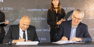 «هوم تاون للتطوير» توقع اتفاقية تعاون استراتيجي مع «تشابمان تايلور العالمية» لوضع مخطط مشروعاتها الجديدة