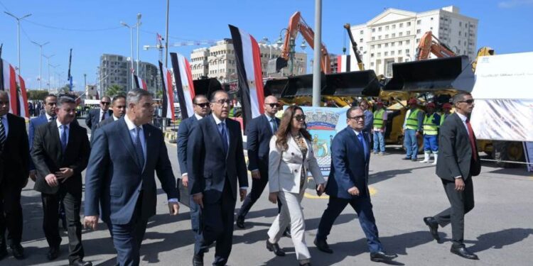 رئيس الوزراء يشهد اصطفاف مُعدات المحافظة لمُجابهة الأزمات والكوارث