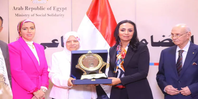 وزيرة التضامن الاجتماعي تكرم عدداً من النماذج الملهمة في إطار مبادرة ” الأب القدوة “